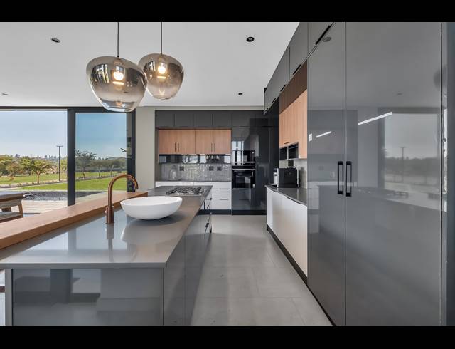 5 BEDROOM HOUSE FOR SALE IN HELDERFONTEIN ESTATE